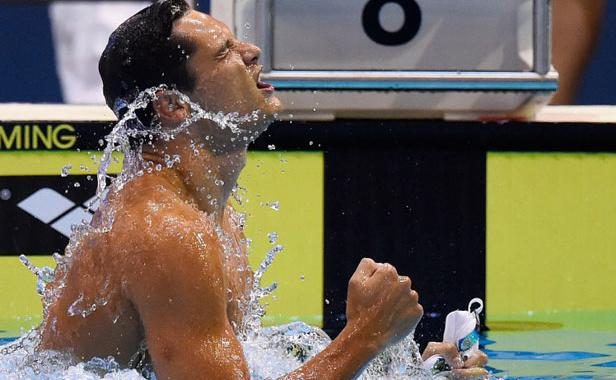 Florent Manaudou célèbre sa victoire au 50 mètre papillon lors des championnats d'europe de natation